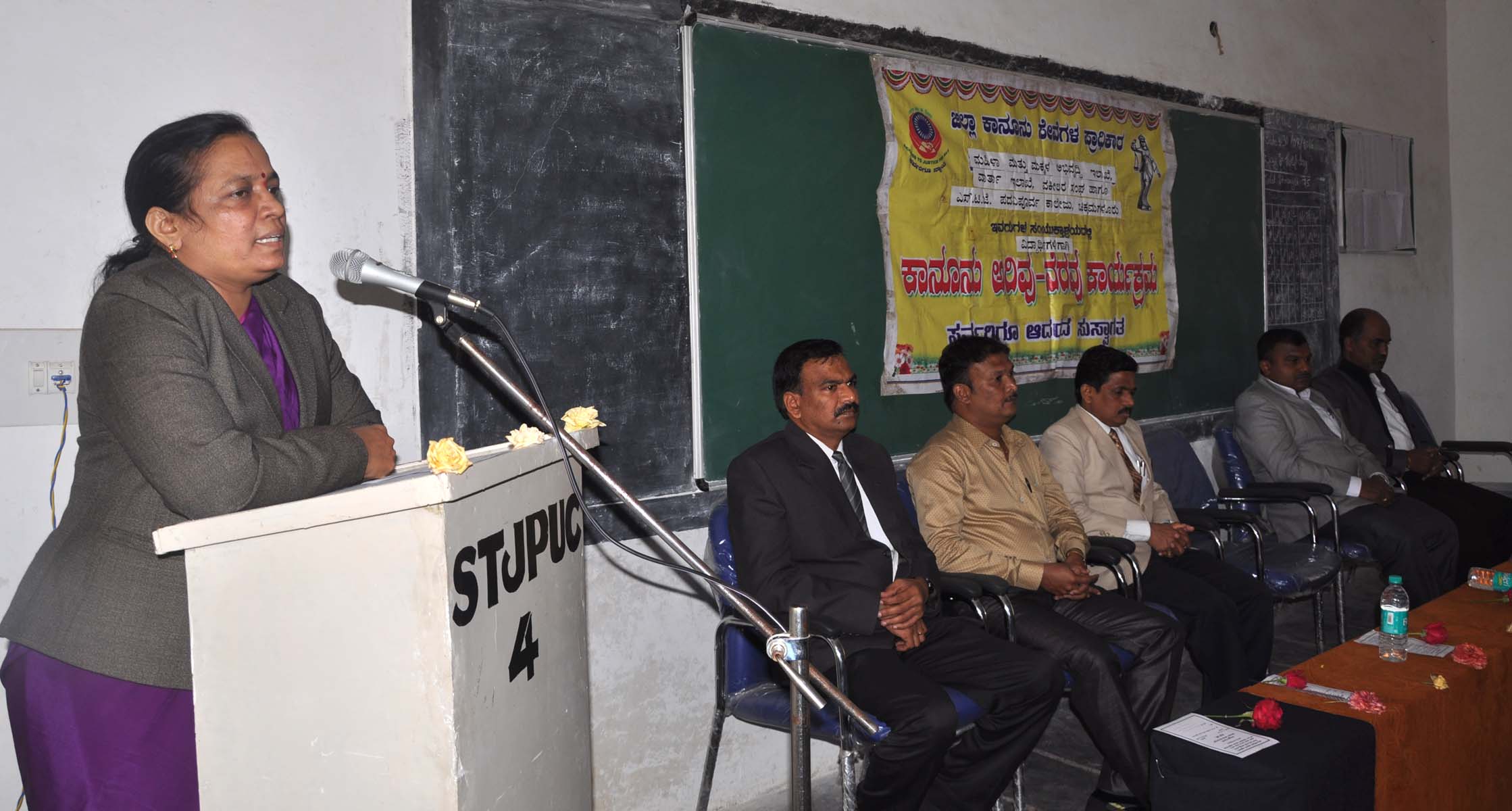 ಕಾನೂನಿನ ಚೌಕಟ್ಟಿನಲ್ಲಿ ಜೀವನ ನಡೆಸಿ: ನ್ಯಾ.ಪ್ರಭಾವತಿ